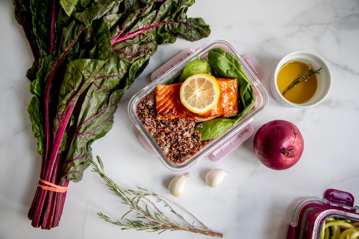Quinoa Buddha Bowl mit Gemüse und Tahini-Sauce